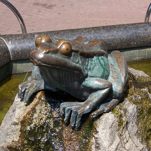 Frog water spitter statue